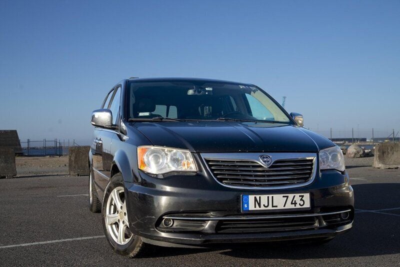 Svart Begagnad 2013 Lancia Voyager Minibuss | 65 000 kr (Superpris) - Bild 1/4