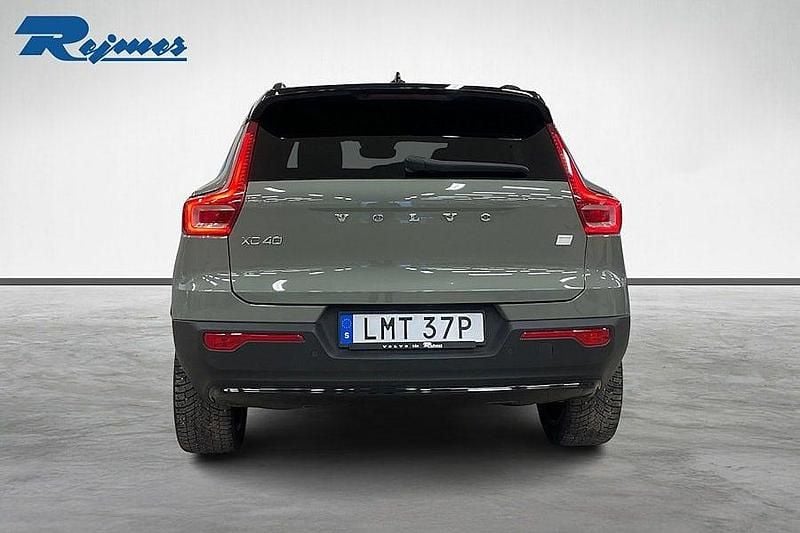 Begagnad Volvo XC40 Core 185 kW (252 HK) 2023 Grön SUV