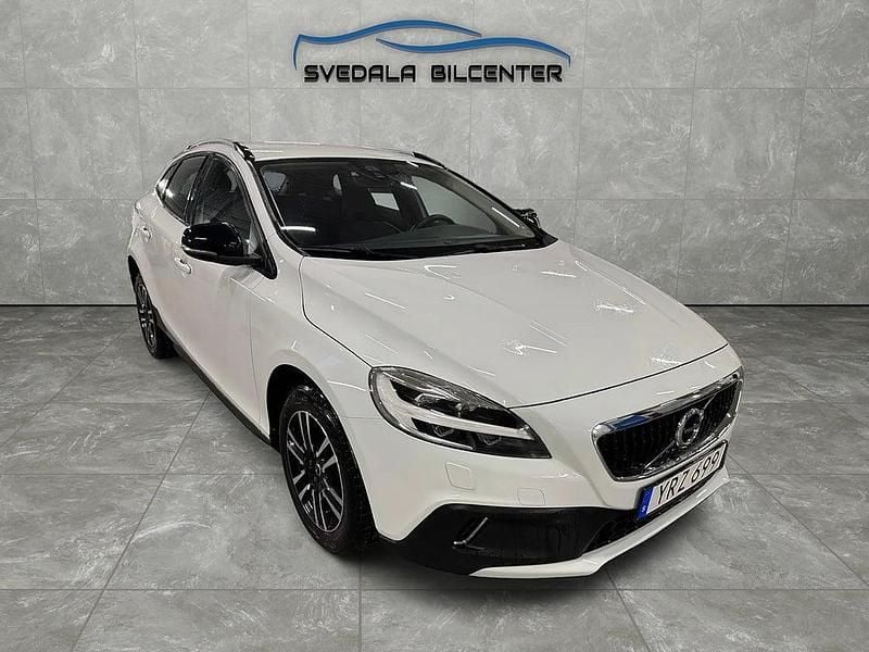 Vit Begagnad 2018 Volvo V40 Momentum Halvkombi | 153 500 kr (Marknadspris) - Bild 1/4