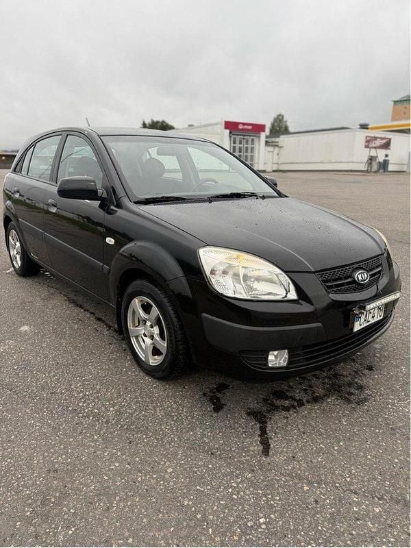Svart Begagnad 2008 Kia Rio 4 Halvkombi | 24 800 kr (Lite dyr) - Bild 1/4