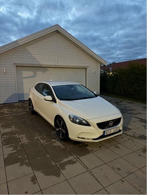 Vit Begagnad 2013 Volvo V40 Kinetic Kombi | 102 000 kr (Bra pris) - Bild 1/4