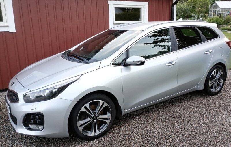 Grå Begagnad 2017 Kia Ceed Sportswagon GT-Line Kombi | 115 000 kr (Marknadspris) - Bild 1/4