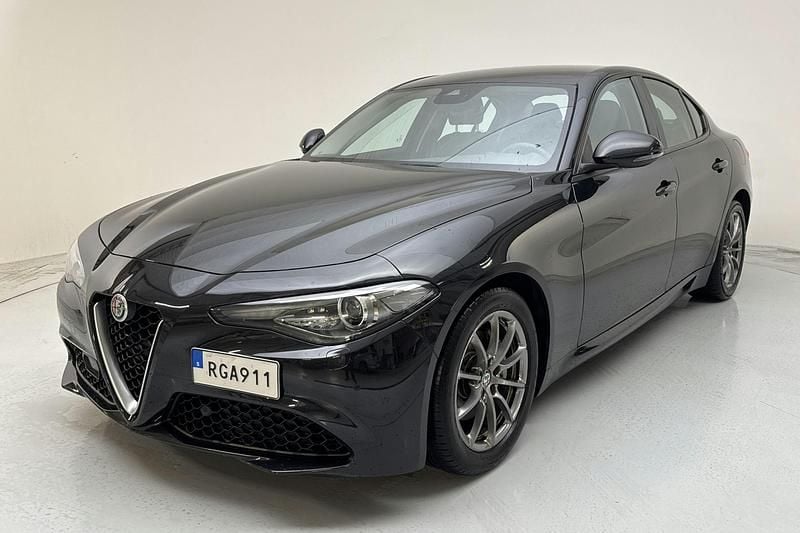 Svart Begagnad 2017 Alfa Romeo Giulia | 158 700 kr - Bild 1/4