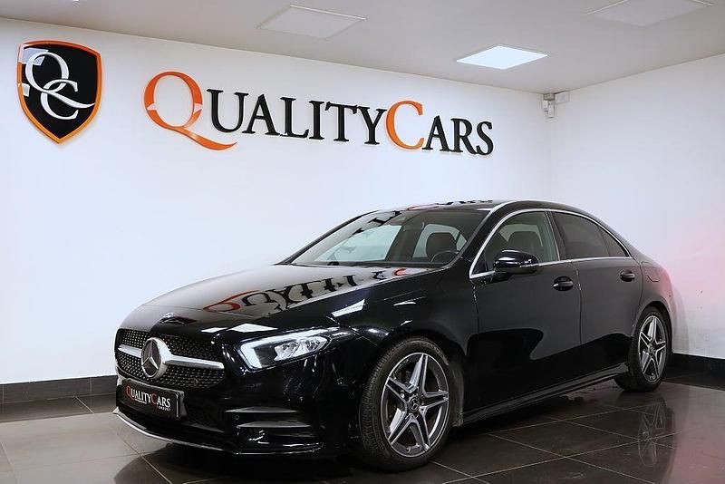 Svart Begagnad 2020 Mercedes A180 AMG Sedan | 249 000 kr (Marknadspris) - Bild 1/4