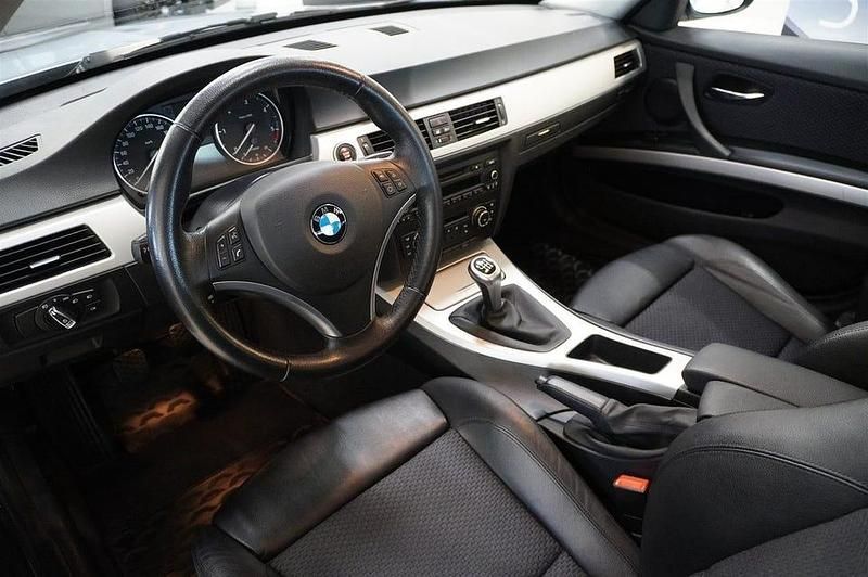 Begagnad BMW 318 Advantage 143 HK (105 kW) 2011 Ljusblå Sedan
