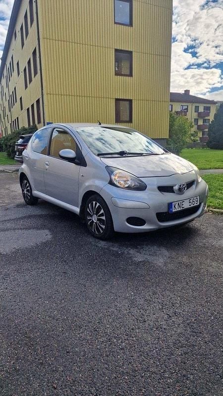Silver Begagnad 2009 Toyota Aygo Halvkombi | 31 900 kr (Marknadspris) - Bild 1/4