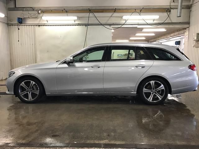 Silver Begagnad 2019 Mercedes E400 Avantgarde Kombi | 400 000 kr (Superpris) - Bild 1/4