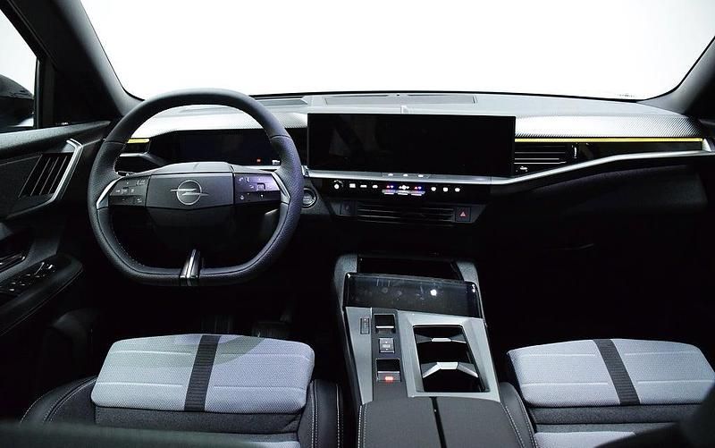 Begagnad Opel Grandland Electric Ultimate 157 kW (214 HK) 2024 Grön SUV