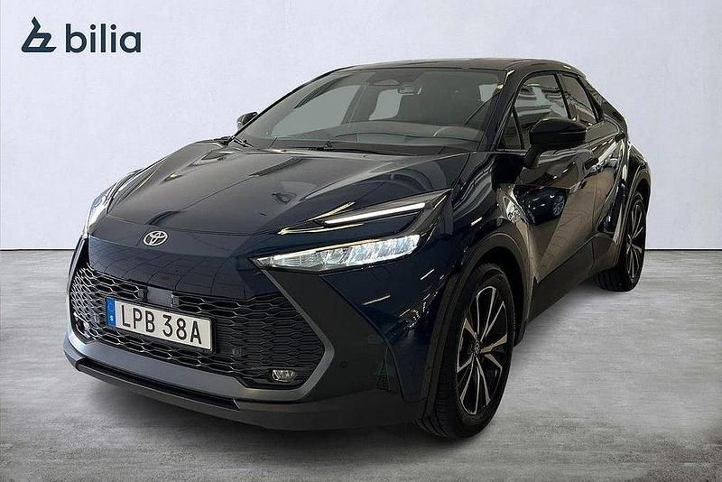 Blå Ny 2025 Toyota C-HR Style SUV | 364 900 kr (Marknadspris) - Bild 1/4