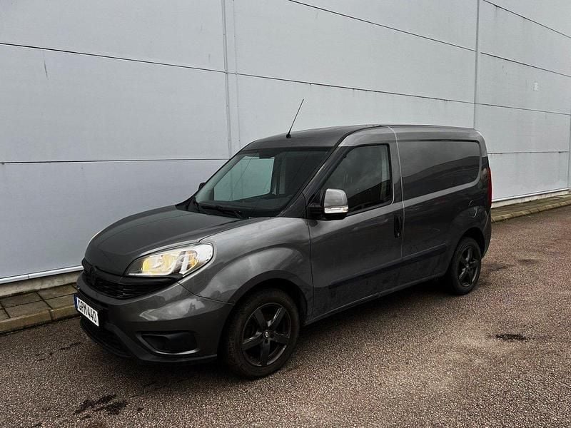Grå (grå metallic) Begagnad 2015 Fiat Doblò Minibuss | 49 000 kr (Marknadspris) - Bild 1/4