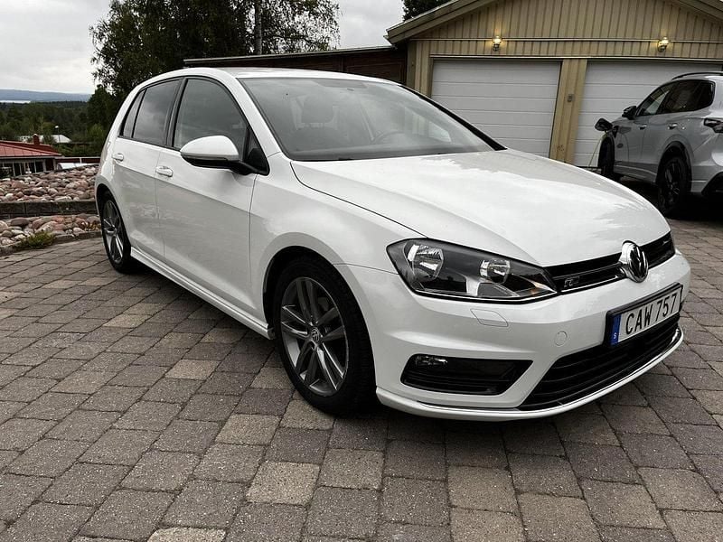 Vit Begagnad 2017 VW Golf VII R-line Halvkombi | 133 000 kr (Bra pris) - Bild 1/4