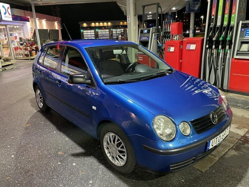 Blå Begagnad 2004 VW Polo Halvkombi | 29 999 kr (Marknadspris) - Bild 1/4