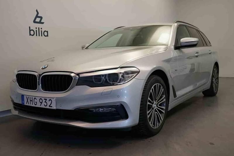 Silver Begagnad 2018 BMW 520 Kombi | 239 500 kr (Marknadspris) - Bild 1/1