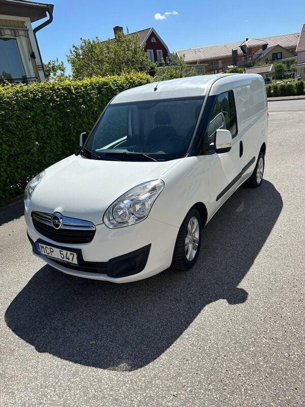 Vit Begagnad 2012 Opel Combo S Minibuss | 75 000 kr (Dyr) - Bild 1/4