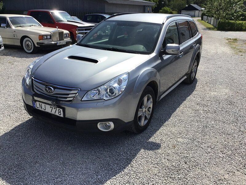 Silver Begagnad 2010 Subaru Outback SUV | 49 000 kr (Marknadspris) - Bild 1/4