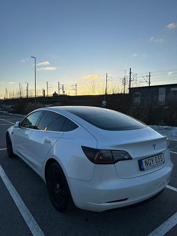 Begagnad 2019 Tesla Model 3 Standard Range Plus Sedan | 215 000 kr (Marknadspris) - Bild 1/4