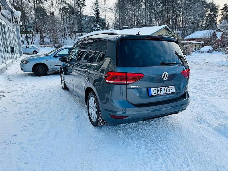 Begagnad VW Touran 116 HK (85 kW) 2019 Grå metallic Minibuss