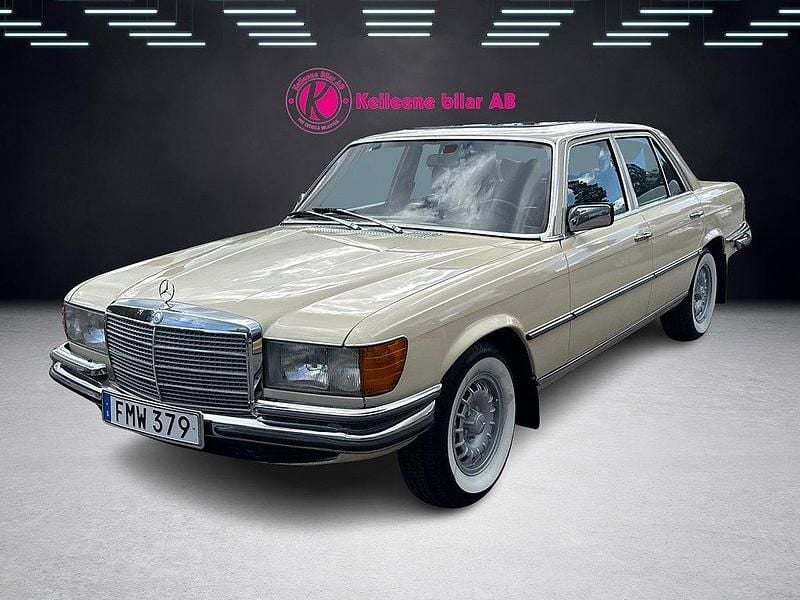 Ljusgul Begagnad 1973 Mercedes 280 SE Sedan | 99 900 kr - Bild 1/4