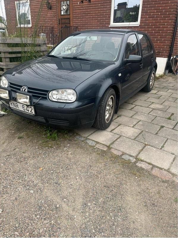 Grå Begagnad 2000 VW Golf IV Trendline Halvkombi | 11 000 kr (Marknadspris) - Bild 1/4