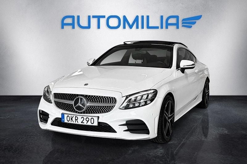 Vit Begagnad 2018 Mercedes C220 AMG line Sportkupé | 319 900 kr (Lite dyr) - Bild 1/4