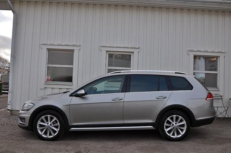 Begagnad VW Golf Alltrack 184 HK (135 kW) 2017 Silvermetallic Kombi