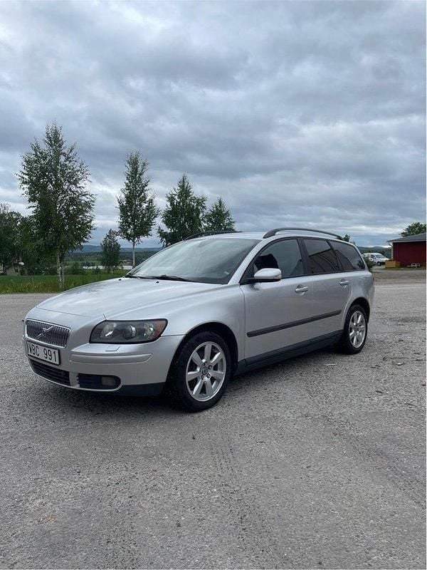 Grå Begagnad 2005 Volvo V50 Kinetic Kombi | 52 000 kr (Marknadspris) - Bild 1/4