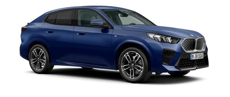 Svart (black sapphire metallic) Ny 2025 BMW iX2 Shadowline SUV | 656 400 kr (Marknadspris) - Bild 1/3