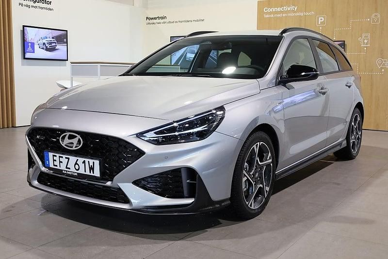 Grå (shimiring silver metallic) Begagnad 2024 Hyundai i30 N Line Kombi | 279 900 kr (Lite dyr) - Bild 1/4