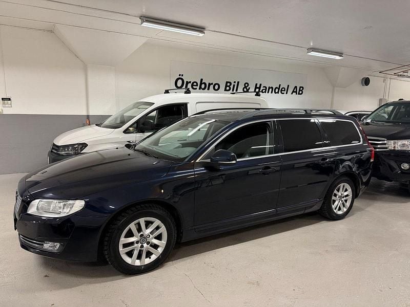 Mörkblå Begagnad 2015 Volvo V70 Momentum Kombi | 99 900 kr (Bra pris) - Bild 1/4