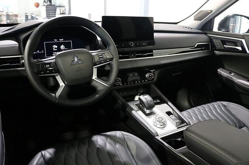 Begagnad Mitsubishi Outlander Instyle 306 HK (225 kW) 2025 Black diamond SUV