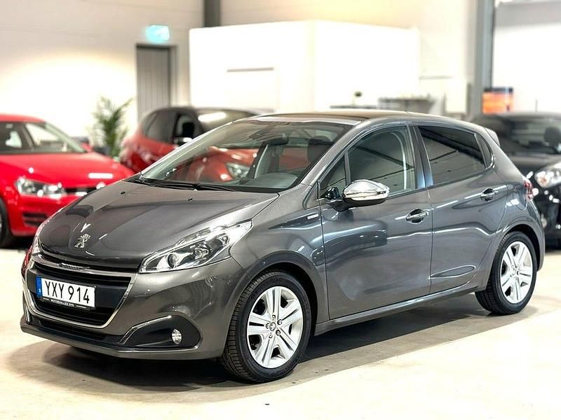 Mörkgrå (grå) Begagnad 2017 Peugeot 208 Style Halvkombi | 109 900 kr (Dyr) - Bild 1/4