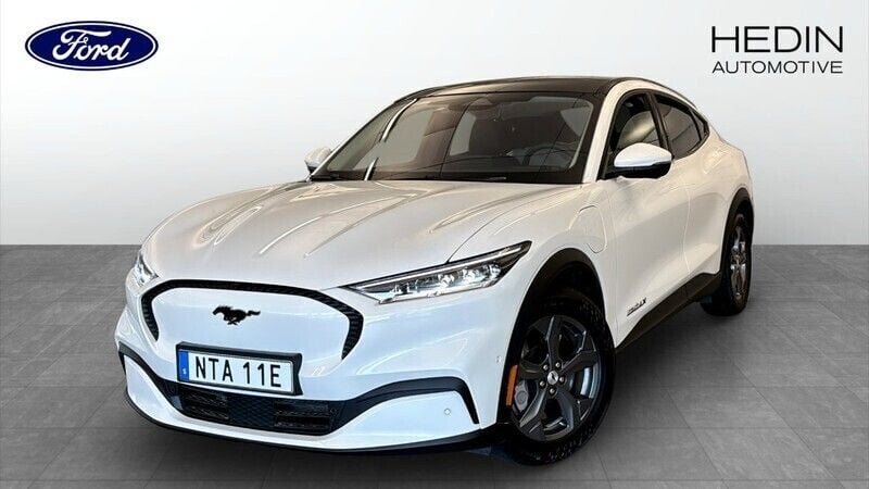 Vit (white) Begagnad 2021 Ford Mustang Mach-E SUV | 379 900 kr (Superpris) - Bild 1/4