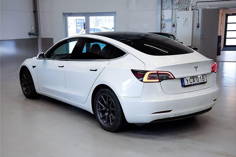 Begagnad Tesla Model 3 Standard Range Plus 239 kW (325 HK) 2019 Vit Sedan