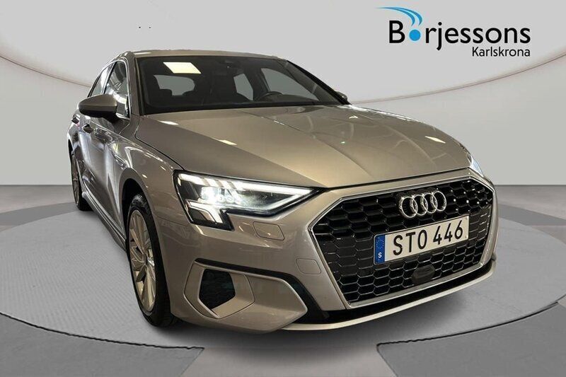 Silver Begagnad 2022 Audi A3 Sportback Advanced Plus Halvkombi | 269 000 kr (Marknadspris) - Bild 1/4