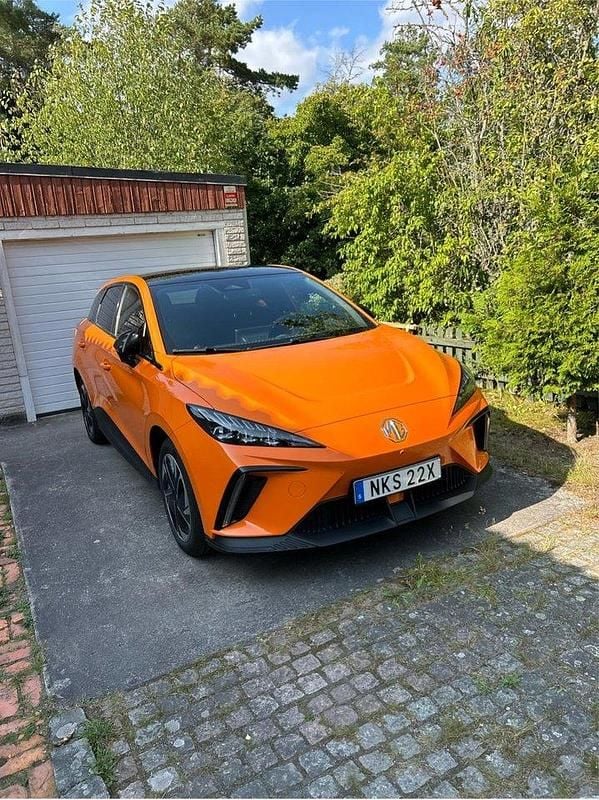 Orange Begagnad 2022 MG MG4 EV Luxury Halvkombi | 265 000 kr - Bild 1/2