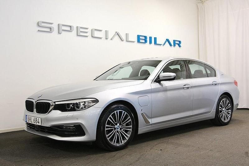 Silver Begagnad 2018 BMW 530e iPerformance Sedan | 289 000 kr (Bra pris) - Bild 1/4