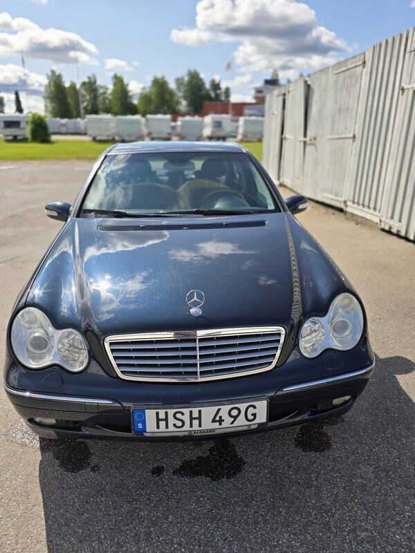 Svart Begagnad 2003 Mercedes C180 Elegance Sedan | 26 000 kr (Superpris) - Bild 1/4