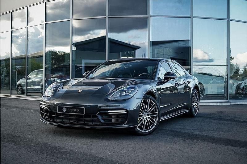 Grå Begagnad 2018 Porsche Panamera 4 Sport Sedan | 729 900 kr (Marknadspris) - Bild 1/4