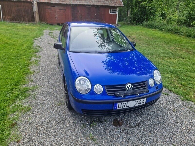 Blå Begagnad 2004 VW Polo Basis Halvkombi | 35 000 kr - Bild 1/3