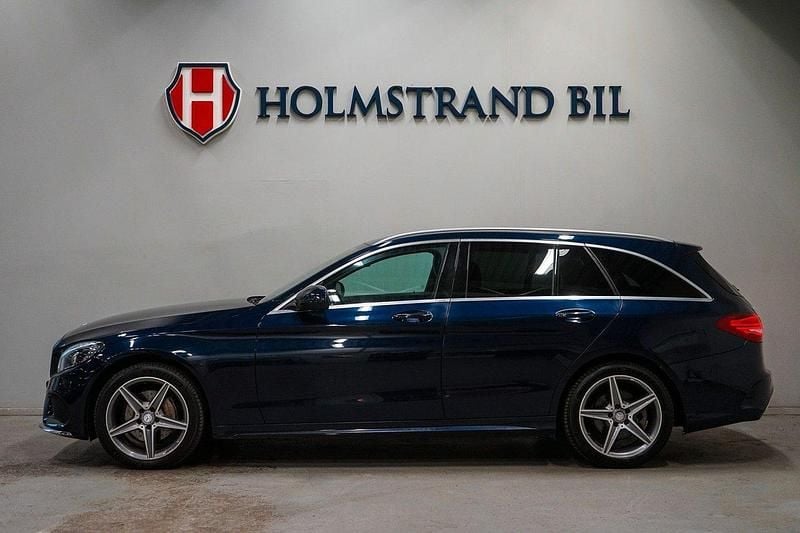Mörkblå Begagnad 2015 Mercedes C220 AMG line Kombi | 189 900 kr (Marknadspris) - Bild 1/4