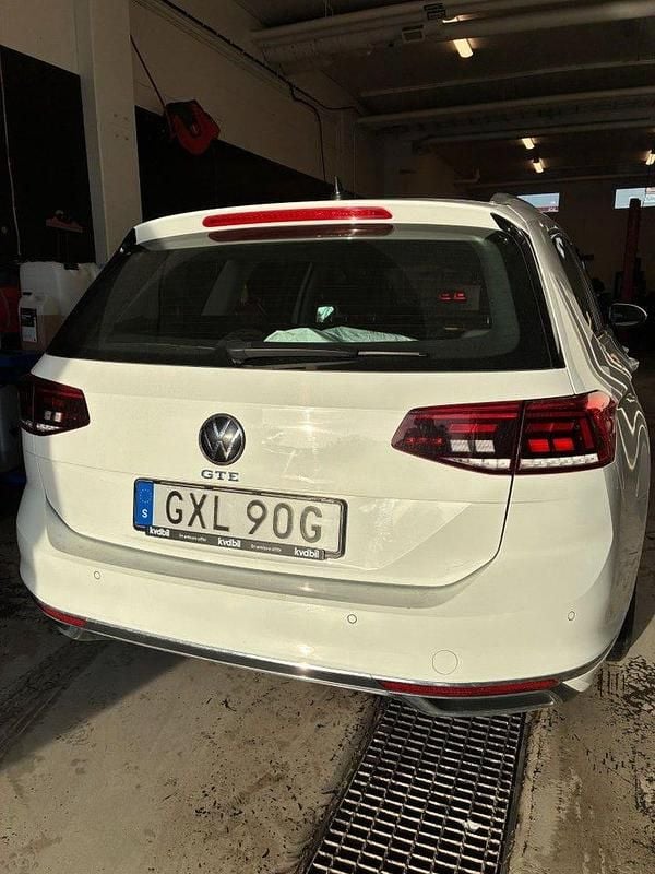 Begagnad VW Passat GTE 218 HK (160 kW) 2021 Vit Kombi