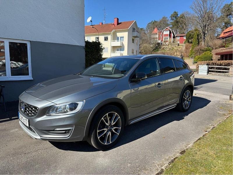 Grå Begagnad 2016 Volvo V60 CC Summum Kombi | 205 000 kr (Marknadspris) - Bild 1/4
