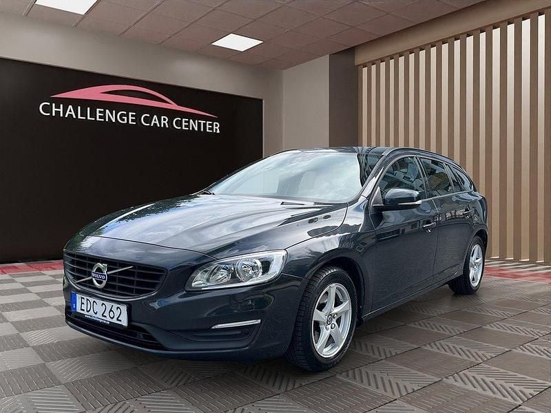 Grå Begagnad 2018 Volvo V60 Kinetic Kombi | 174 900 kr (Marknadspris) - Bild 1/4