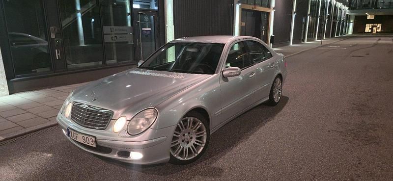Silver Begagnad 2006 Mercedes E200 Classic Sedan | 69 900 kr (Marknadspris) - Bild 1/4