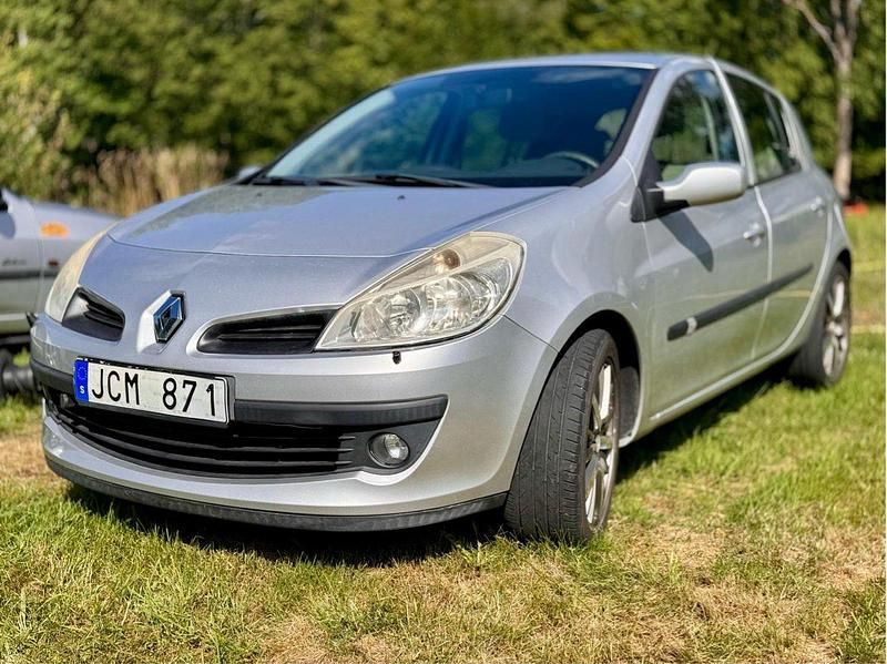 Silver Begagnad 2009 Renault Clio R.S. Halvkombi | 24 500 kr (Marknadspris) - Bild 1/4