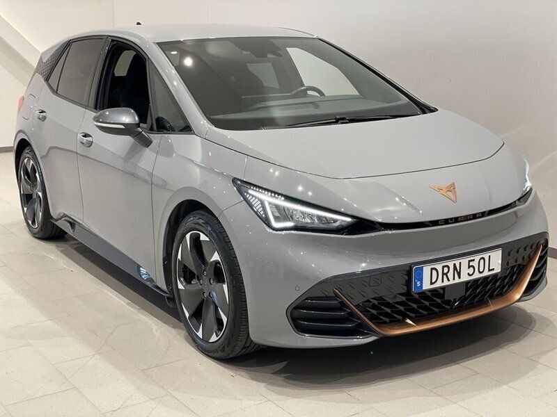 Ljusgrå (vaporgrau) Begagnad 2023 Cupra Born e-Boost Halvkombi | 319 900 kr (Marknadspris) - Bild 1/2