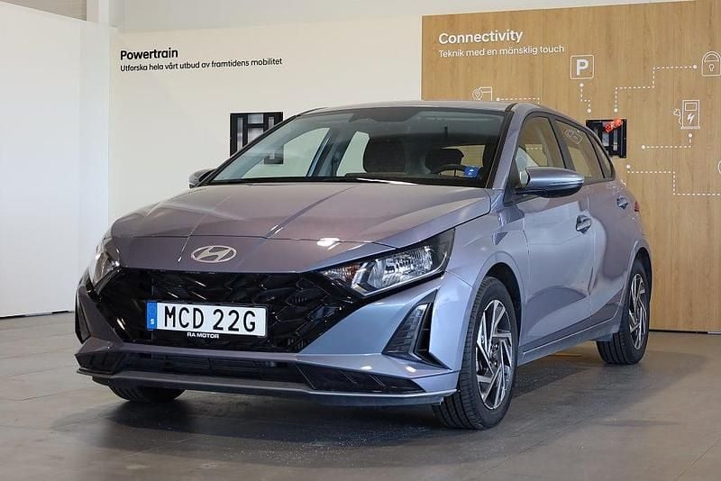 Blå Begagnad 2024 Hyundai i20 Essential Halvkombi | 229 800 kr (Marknadspris) - Bild 1/3
