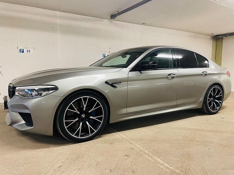 Silver Begagnad 2018 BMW M5 Competition Edition Sedan | 675 000 kr (Bra pris) - Bild 1/4
