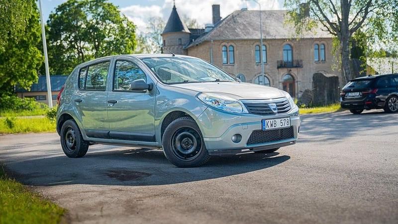Blå Begagnad 2011 Dacia Sandero Halvkombi | 35 000 kr (Dyr) - Bild 1/4