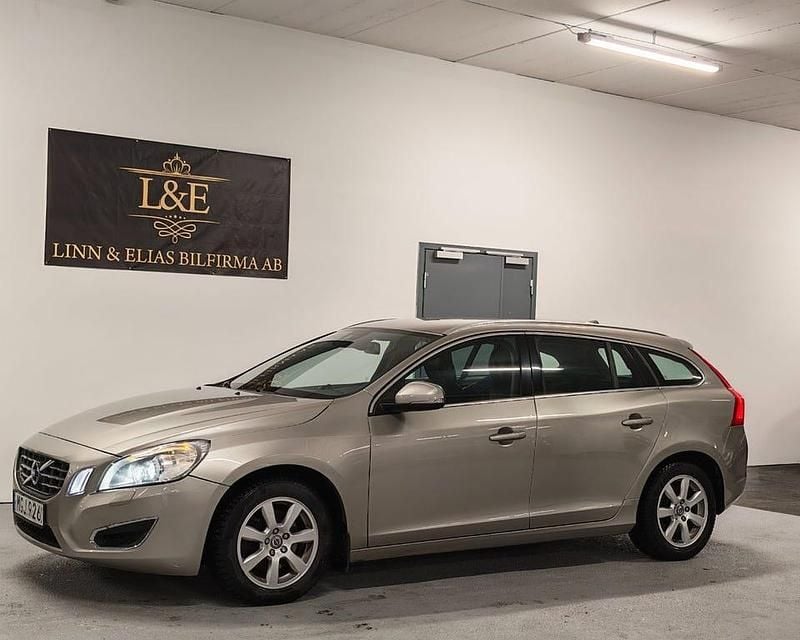 Ljusbrun Begagnad 2011 Volvo V60 Summum Kombi | 129 900 kr (Marknadspris) - Bild 1/4
